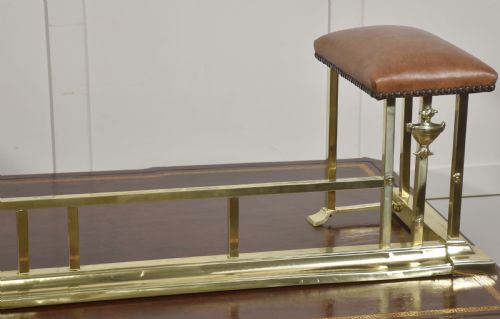 BRASS AND LEATHER CLUB FENDER WITH UPHOLSTERED END SEATS - ADDITIONAL PHOTO 3
