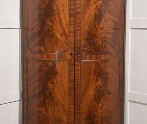 EARLY 20TH CENTURY FIGURED MAHOGANY BOWFRONT CORNER WARDROBE - ADDITIONAL PHOTO 4