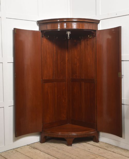 EARLY 20TH CENTURY FIGURED MAHOGANY BOWFRONT CORNER WARDROBE - ADDITIONAL PHOTO 5