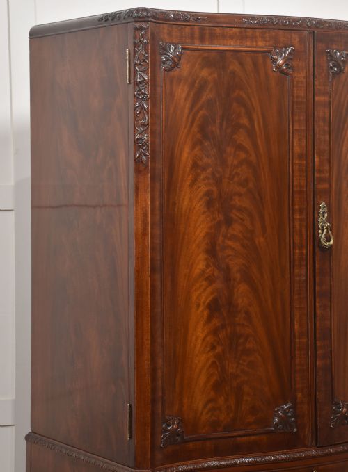 FIGURED MAHOGANY TALLBOY LINEN PRESS WITH CARVED DETAIL - ADDITIONAL PHOTO 1