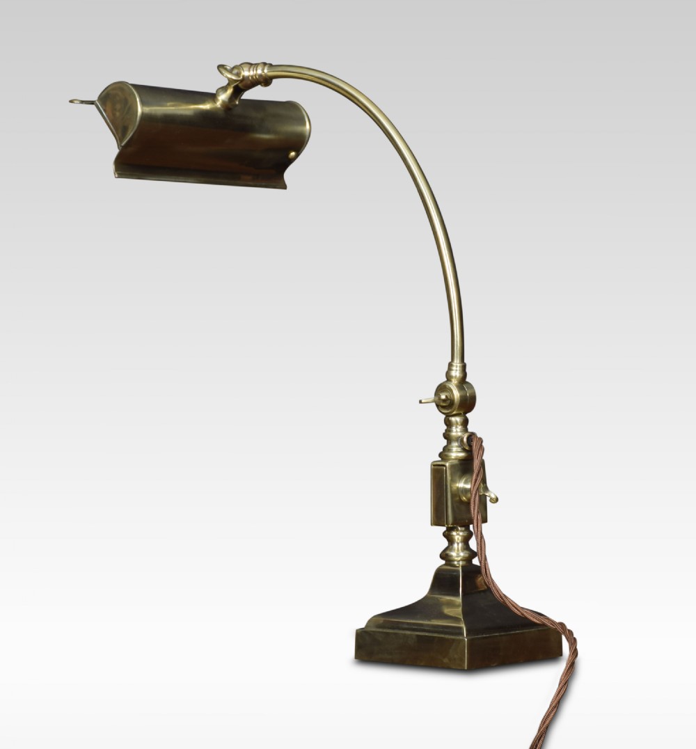 Ajustable bankers brass desk lamp View III