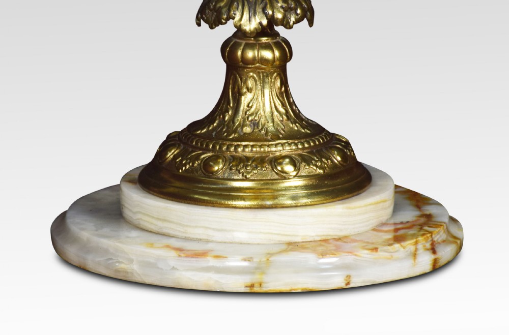 Gilt metal Medici urn table lamp View V