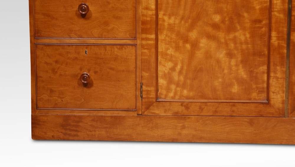 Regency low linen press View XV