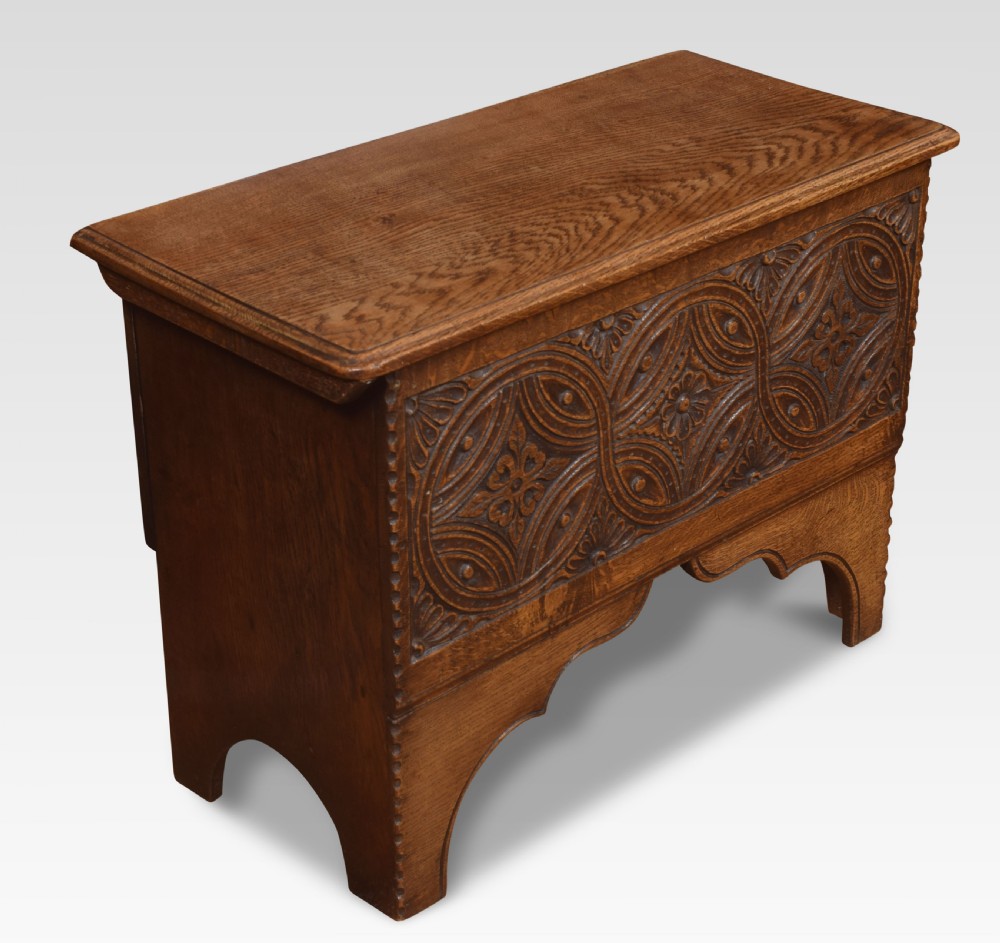 17th Century style oak coffer of small proportions View VII