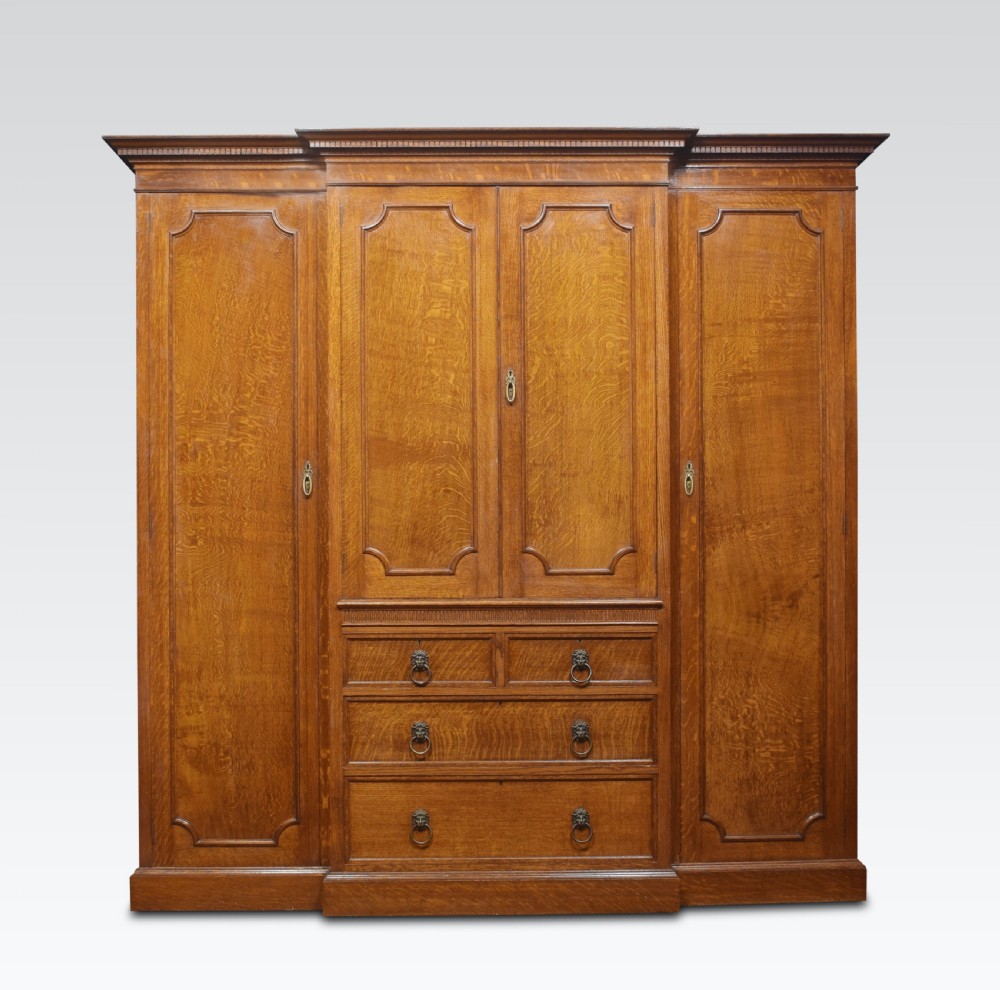 Oak four door breakfront compact wardrobe