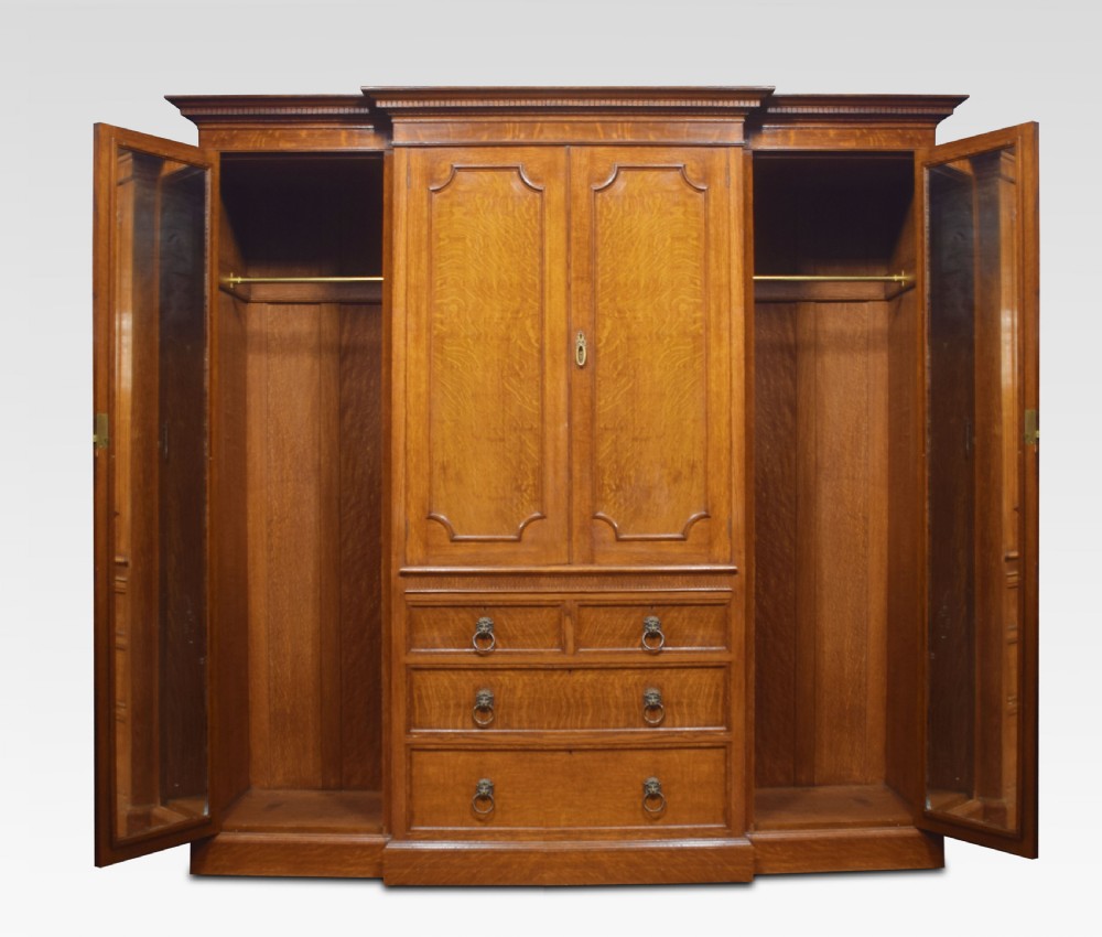 Oak four door breakfront compact wardrobe View VI