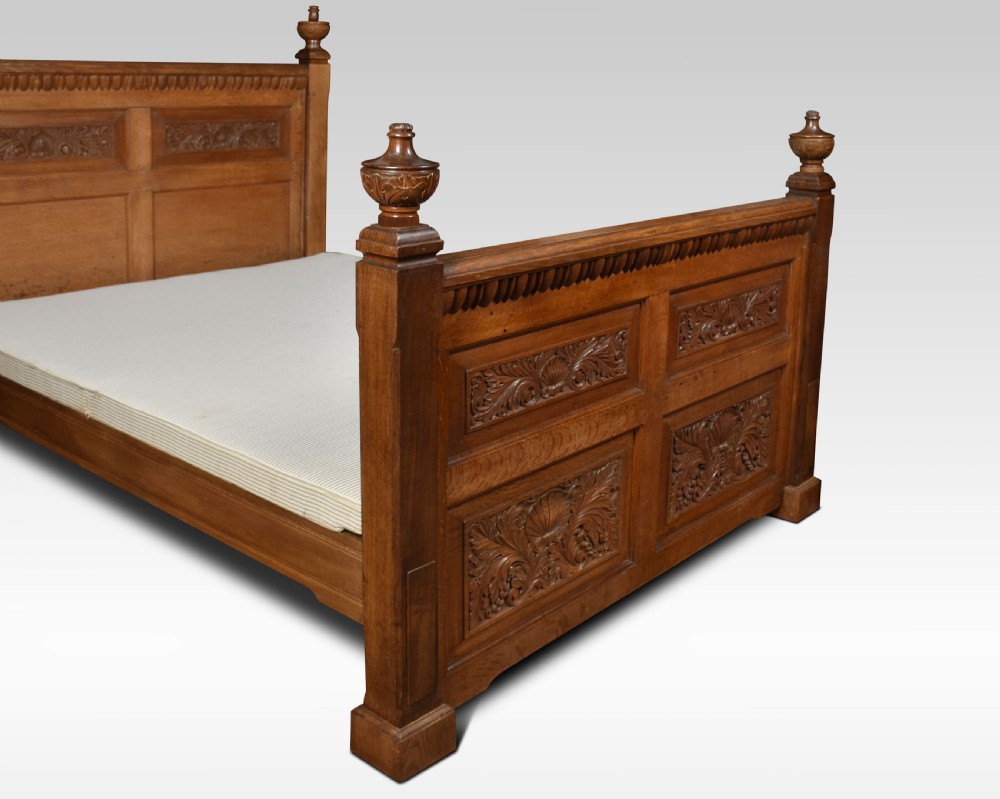 Carved oak double bed View VIII
