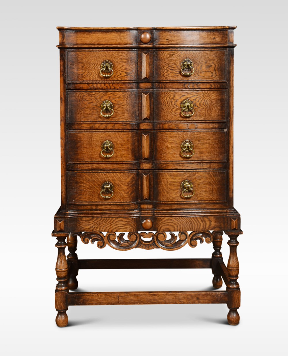 Oak Georgian style chest of drawers