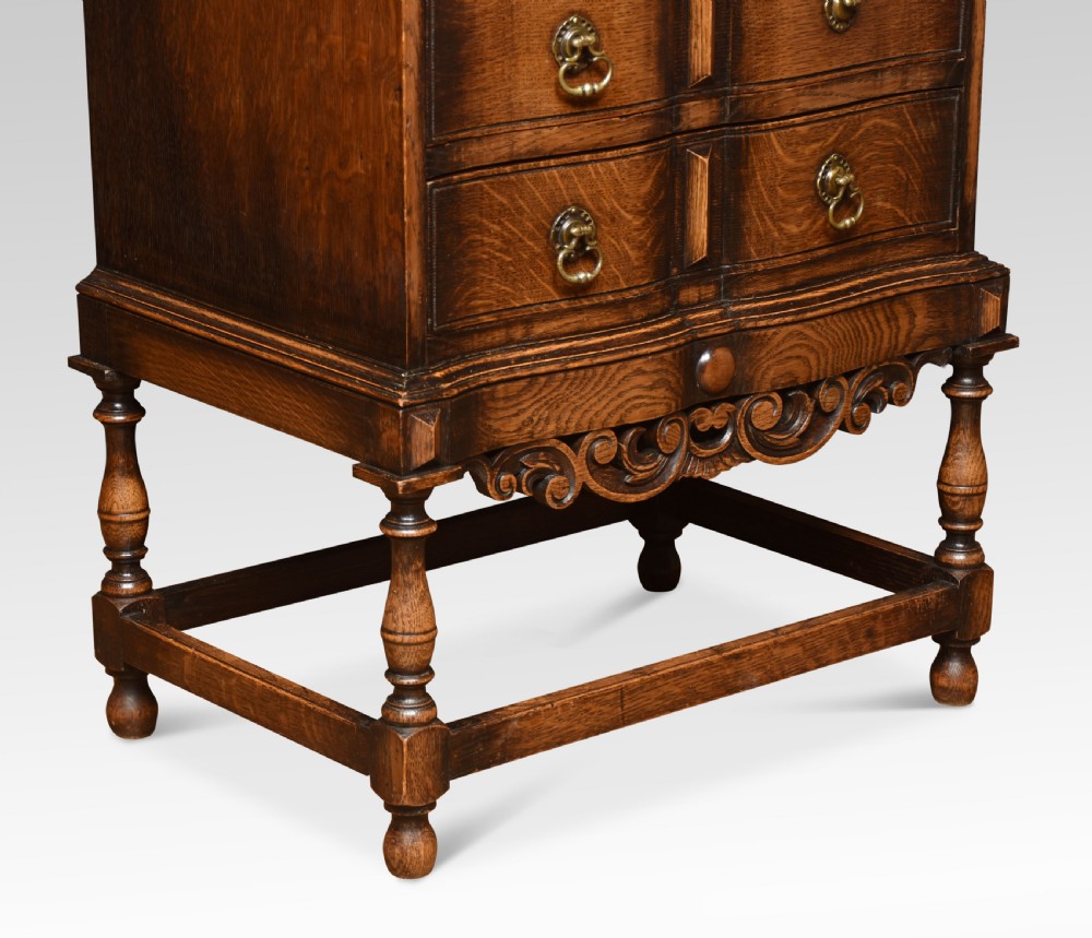 Oak Georgian style chest of drawers View III