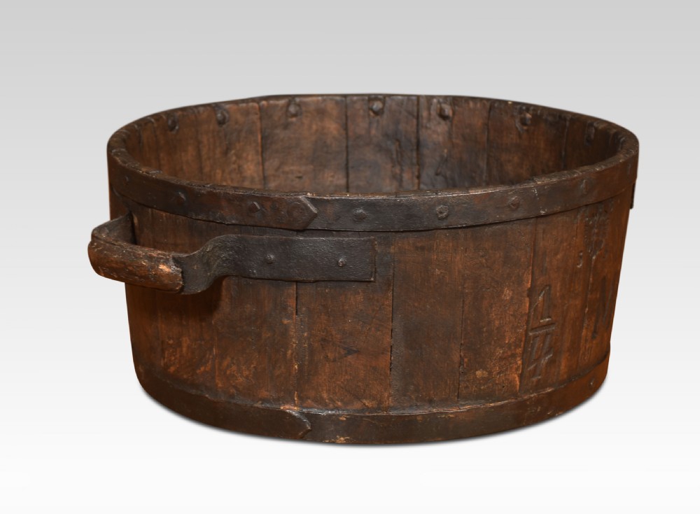 Oak planter in barrel form