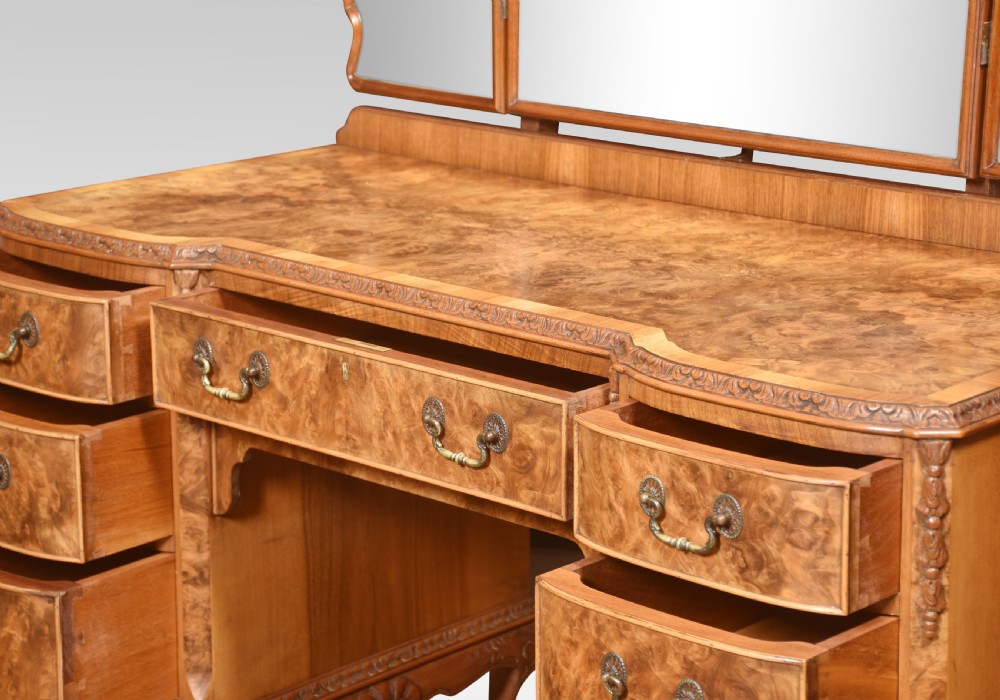 Walnut dressing table View VIII