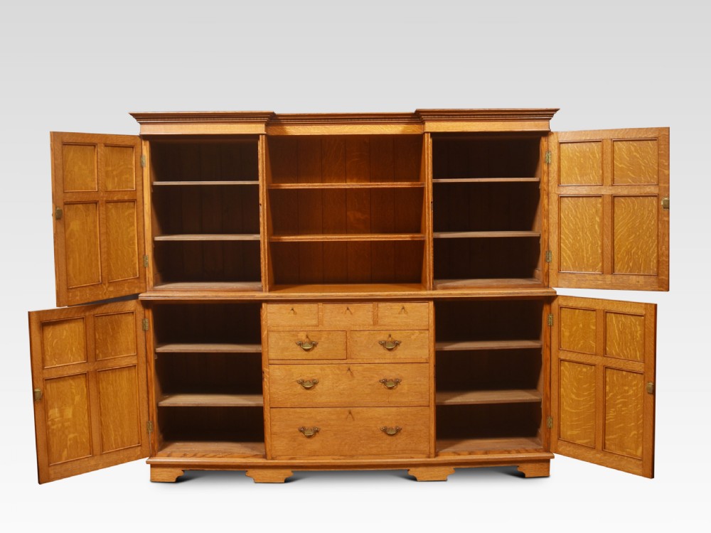Oak Kitchen cupboard View VII