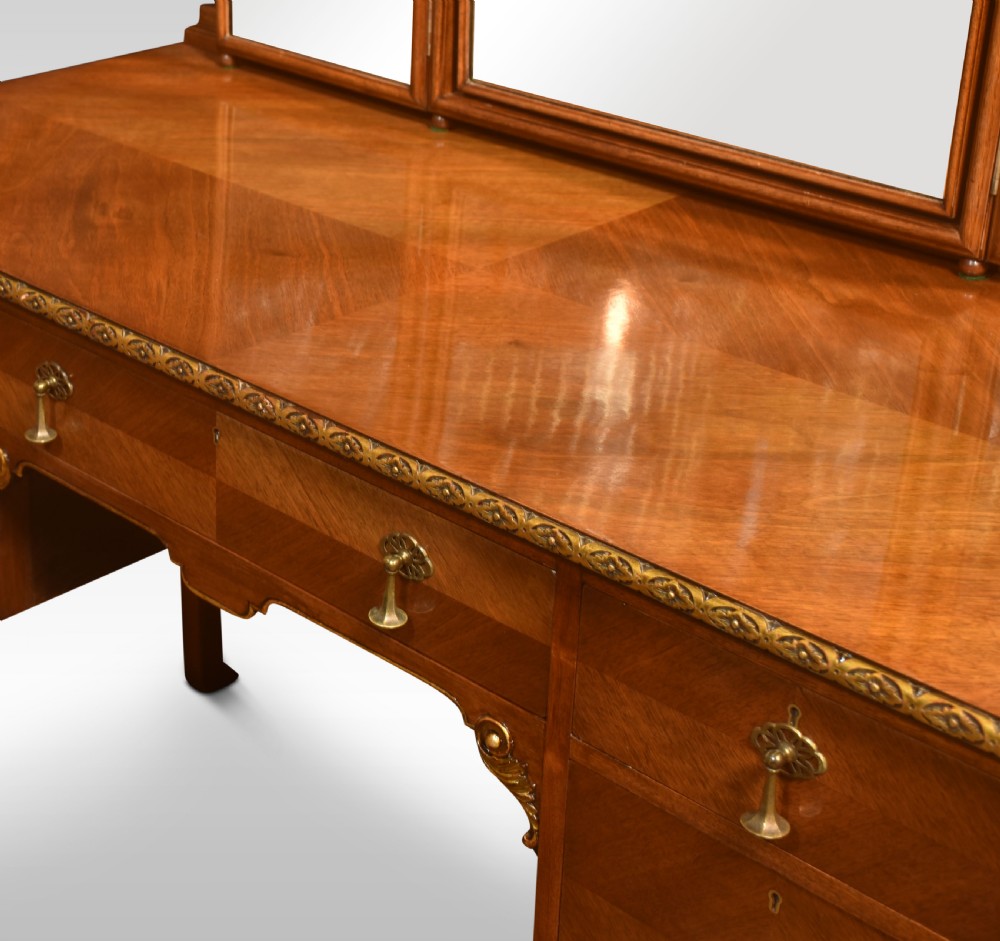 Walnut dressing table View VII