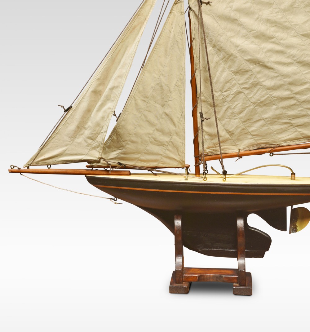 Pond yacht View IV
