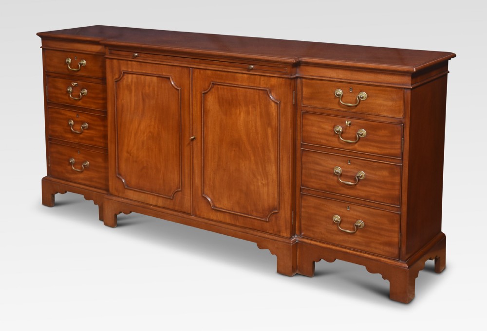 Mahogany breakfront Sidebord View V