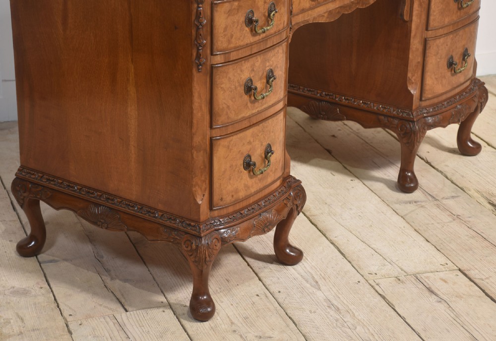 Walnut dressing table View VIII