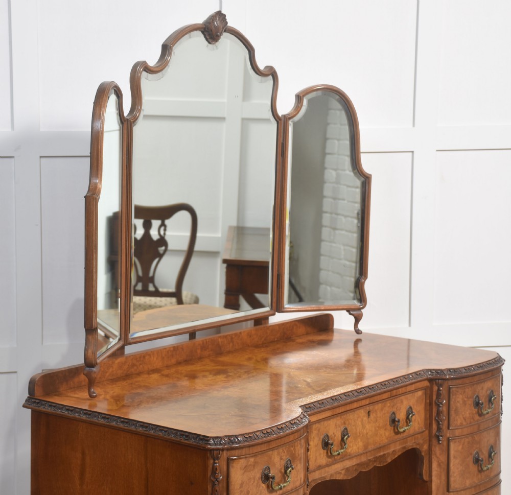 Walnut dressing table View IX