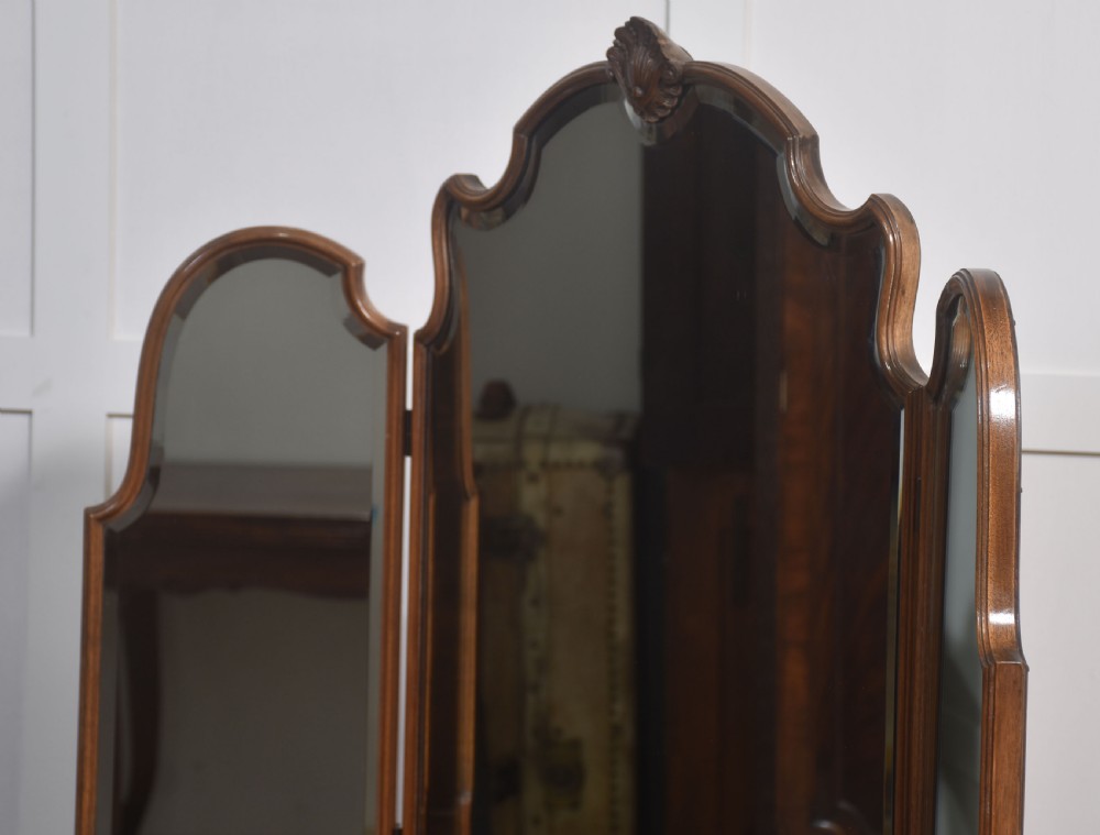 Walnut dressing table View XVII