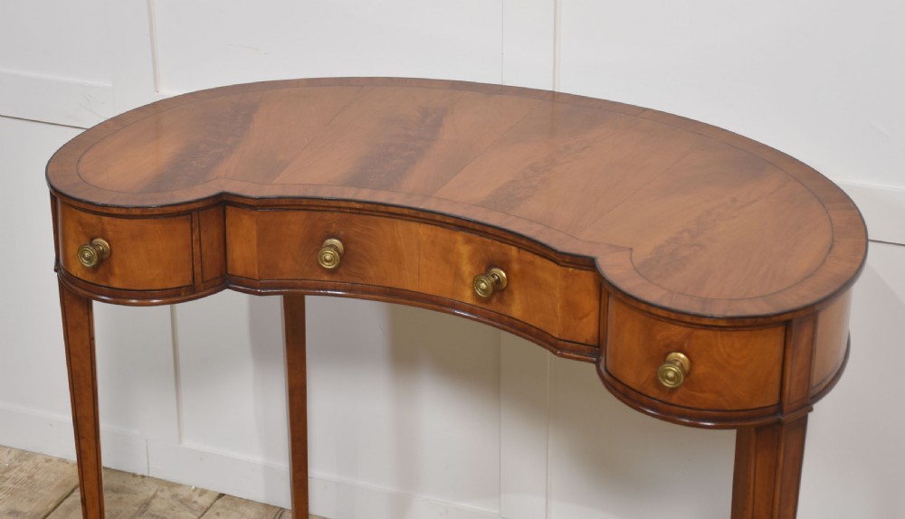 Mahogany kidney shaped lady’s dressing table View VII