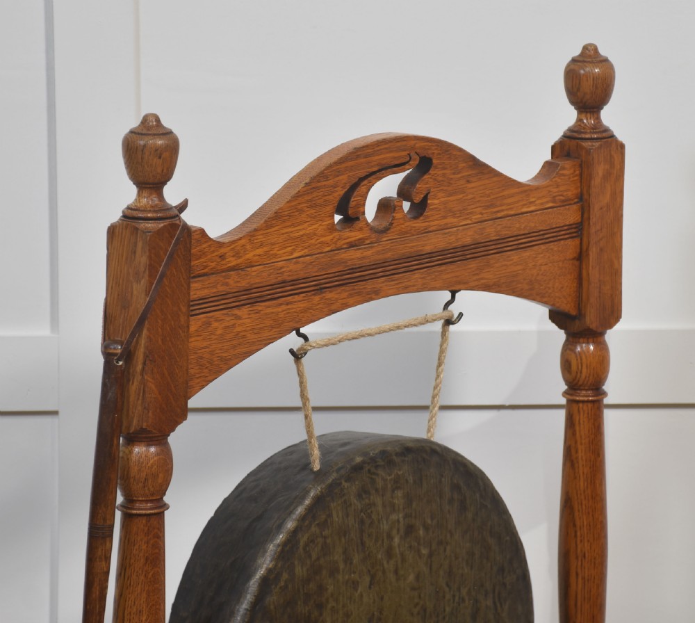 Oak Dinner Gong View V