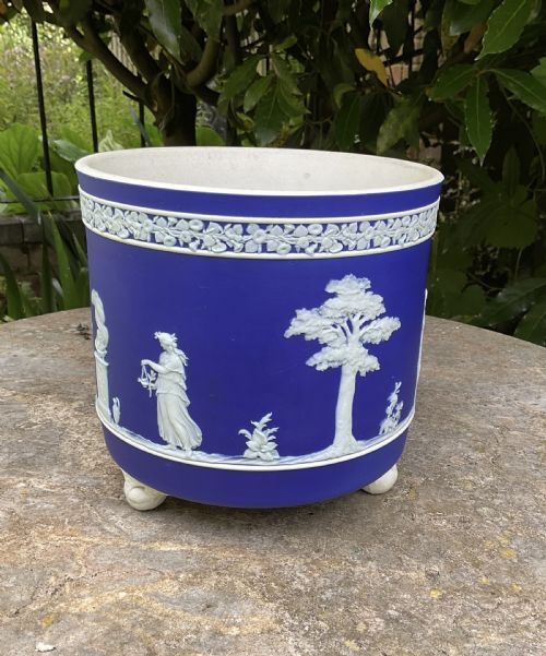 WEDGWOOD JASPERWARE JARDINIERE ON THREE FEET C1880