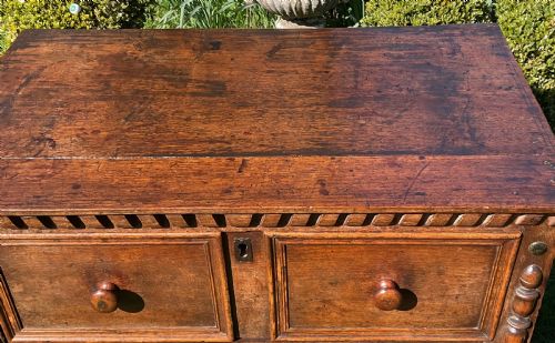 SMALL EARLY ENGLISH OAK CHEST OF DRAWERS C1680 - ADDITIONAL PHOTO 3