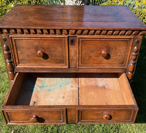 SMALL EARLY ENGLISH OAK CHEST OF DRAWERS C1680 - ADDITIONAL PHOTO 10