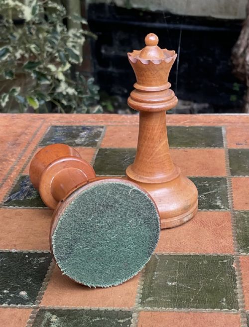 fig 3. VICTORIAN JAQUES STAUNTON WEIGHTED BOXED CHESS SET