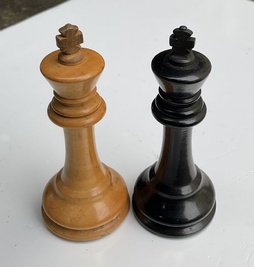 ANTIQUE STAUNTON BOXWOOD AND EBONY LIBRARY CHESS SET C1910 - ADDITIONAL PHOTO 7