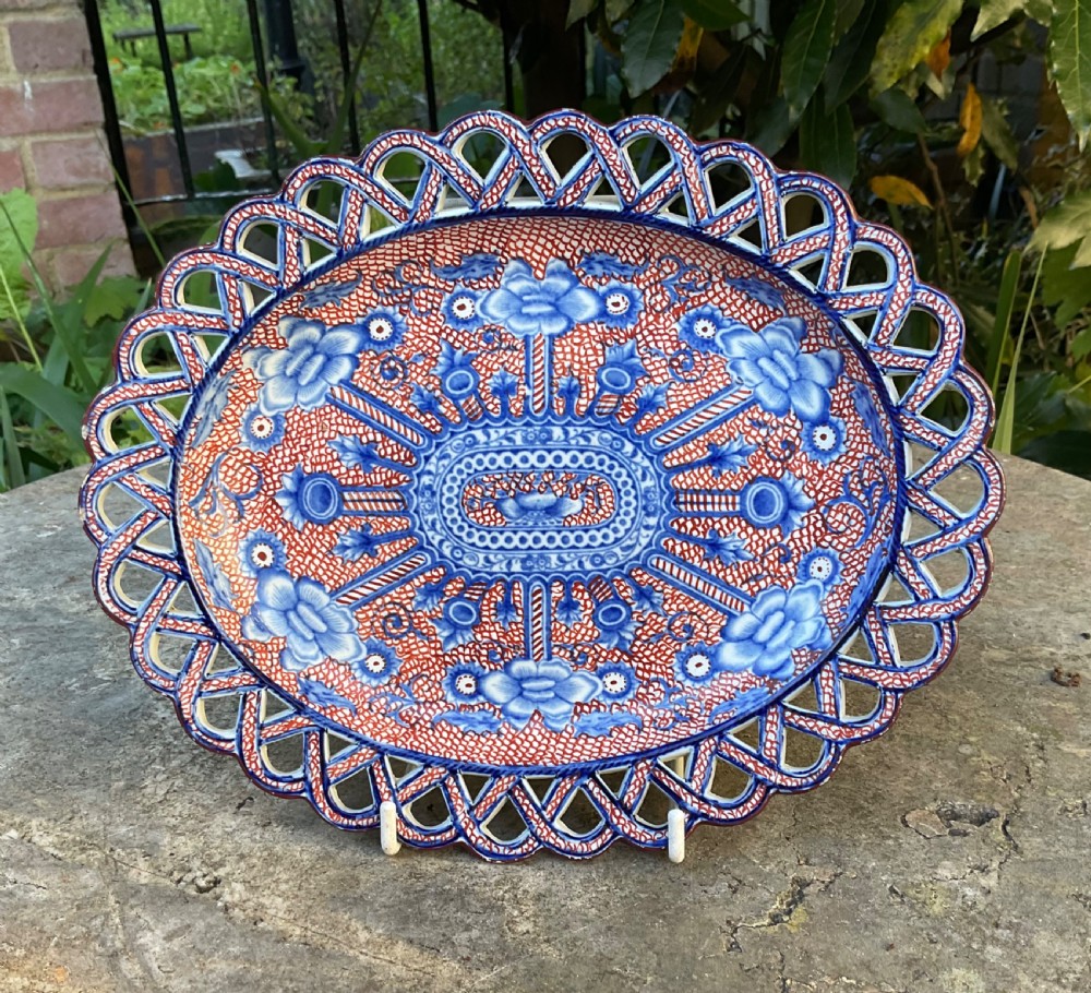 ENGLISH BLUE & WHITE POTTERY LATTICE BORDER STAND c1820