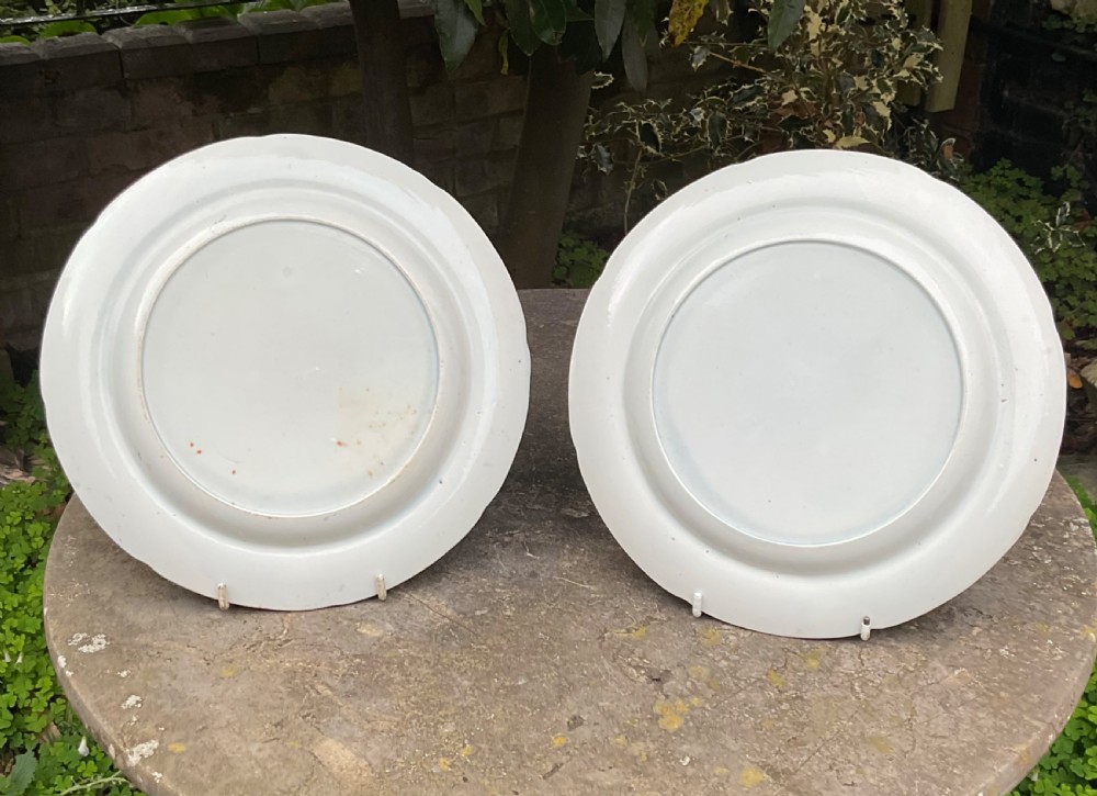 A pair of round 19th-century English blue and white transferware earthenware plates featuring the Mausoleum of Sultan Purveiz in Allahabad. View II