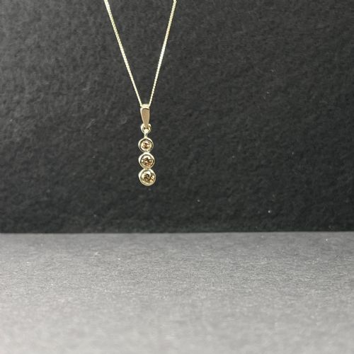 9CT GOLD THREE STONE DIAMOND PENDANT NECKLACE - ADDITIONAL PHOTO 2