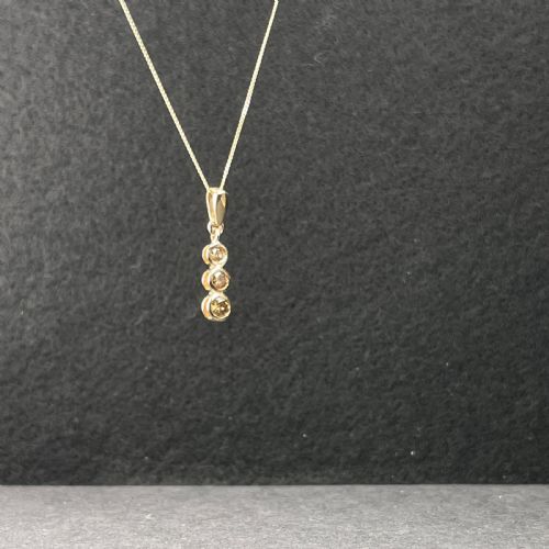 9CT GOLD THREE STONE DIAMOND PENDANT NECKLACE - ADDITIONAL PHOTO 3