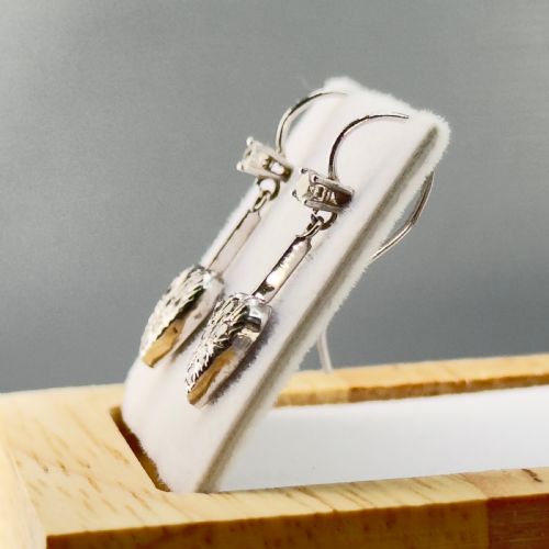 fig 1. 18ct White Gold Sweetheart Dangly Earring