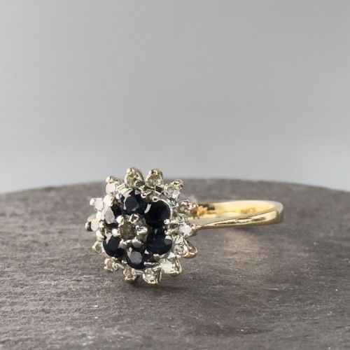 18CT YELLOW GOLD SAPPHIRE DIAMOND CLUSTER RING - ADDITIONAL PHOTO 4