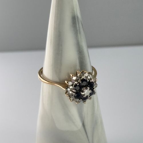 18CT YELLOW GOLD SAPPHIRE DIAMOND CLUSTER RING - ADDITIONAL PHOTO 16