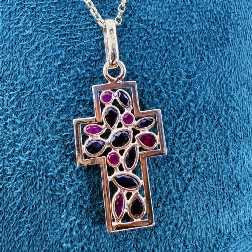 9CT GOLD SAPPHIRE RUBY CROSS CLUSTER PENDANT NECKLACE