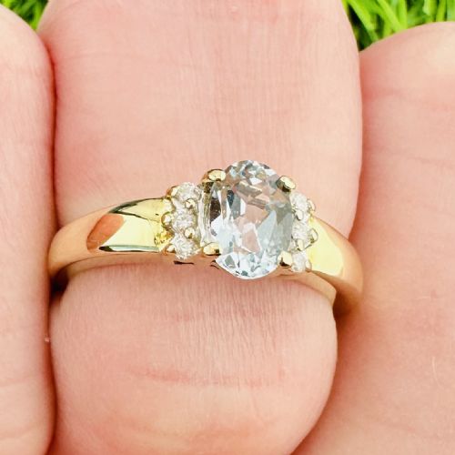 18CT GOLD AQUAMARINE AND DIAMOND CLUSTER RING - ADDITIONAL PHOTO 2