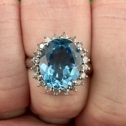 18ct Gold Blue Topaz and Diamond Cluster Ring