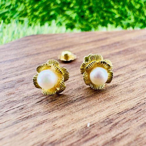 18ct Gold Pearl Flower Screw Back Stud Earrings