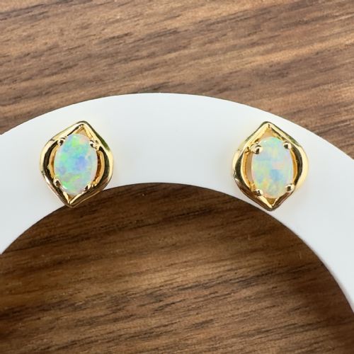 18ct Gold Oval Cut Opal Stud Earrings