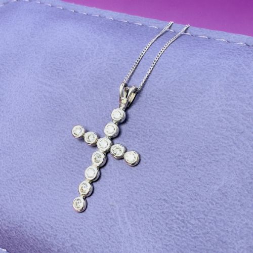 9CT WHITE GOLD DIAMOND CROSS PENDANT NECKLACE - ADDITIONAL PHOTO 1
