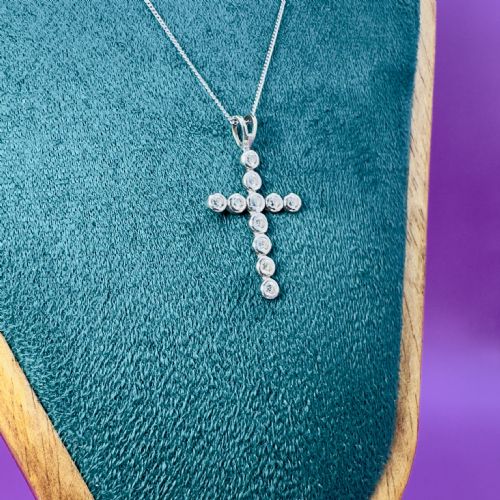9CT WHITE GOLD DIAMOND CROSS PENDANT NECKLACE - ADDITIONAL PHOTO 8