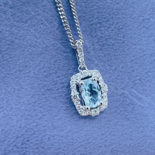 18CT WHITE GOLD OVAL CUT AQUAMARINE AND DIAMOND CLUSTER PENDANT NECKLACE - ADDITIONAL PHOTO 1