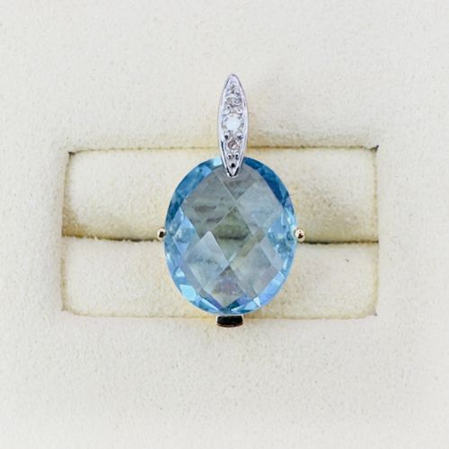 18ct Gold Faceted Blue Topaz (5.00ct) and Diamond Bale Pendant