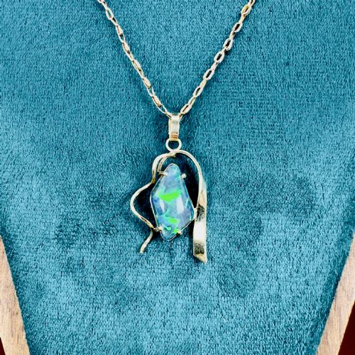 9CT GOLD ART DECO UNUSUALLY SHAPED BLACK OPAL 500CT DOUBLET PENDANT NECKLACE