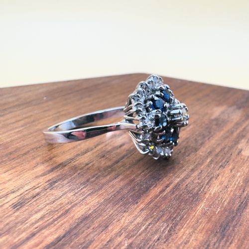 18CT WHITE GOLD DIAMOND 060CT AND SAPPHIRE CLUSTER RING - ADDITIONAL PHOTO 5