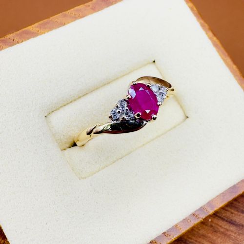 18CT GOLD OVAL CUT RUBY AND DIAMOND 012CT CLUSTER RING - ADDITIONAL PHOTO 4