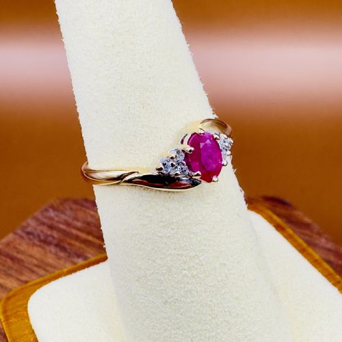 18CT GOLD OVAL CUT RUBY AND DIAMOND 012CT CLUSTER RING - ADDITIONAL PHOTO 6