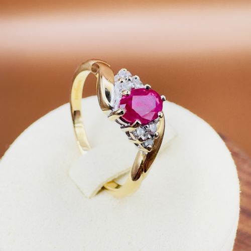 18CT GOLD OVAL CUT RUBY AND DIAMOND 012CT CLUSTER RING